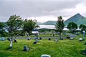 Le isole Lofoten Norvegia. Il Lofotr Vikingmuseum museo dell'et vichinga medioevale. Il cortile della chiesa verso il lago ai piedi della collina. Borg (Vestvagoya) 